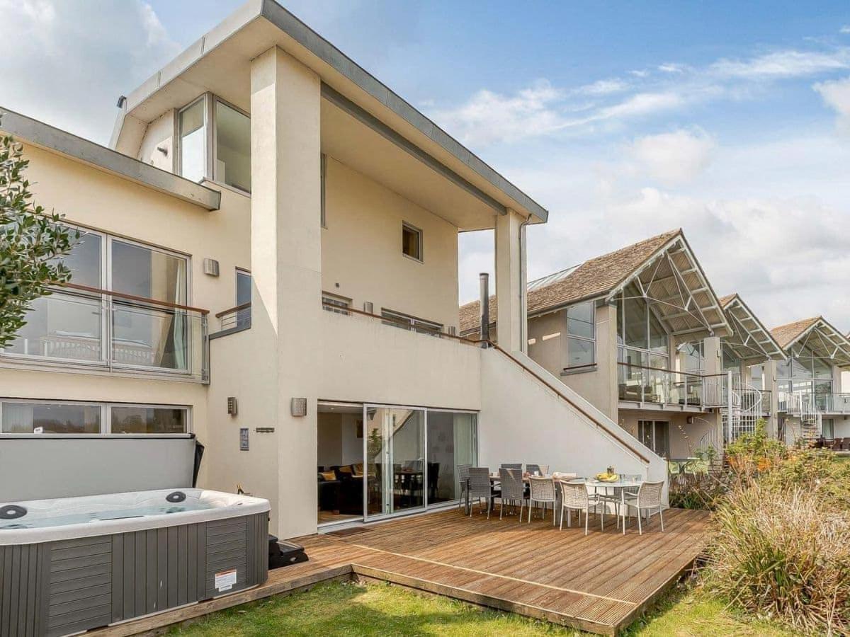 Cotswolds Lakehouse, With Hot Tub & Spa Access, Lower Mill Estate Somerford Keynes 외부 사진