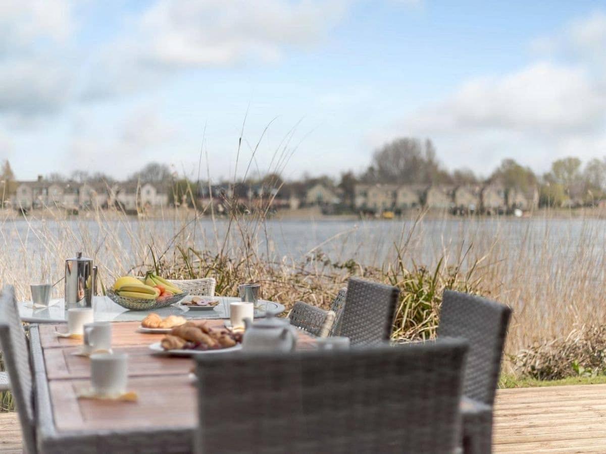 Cotswolds Lakehouse, With Hot Tub & Spa Access, Lower Mill Estate Somerford Keynes 외부 사진