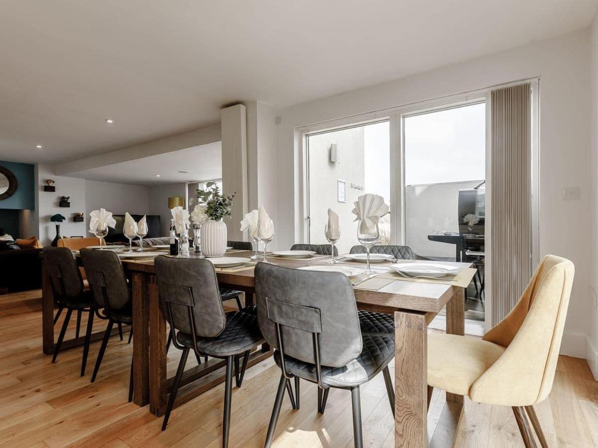 Cotswolds Lakehouse, With Hot Tub & Spa Access, Lower Mill Estate Somerford Keynes 외부 사진