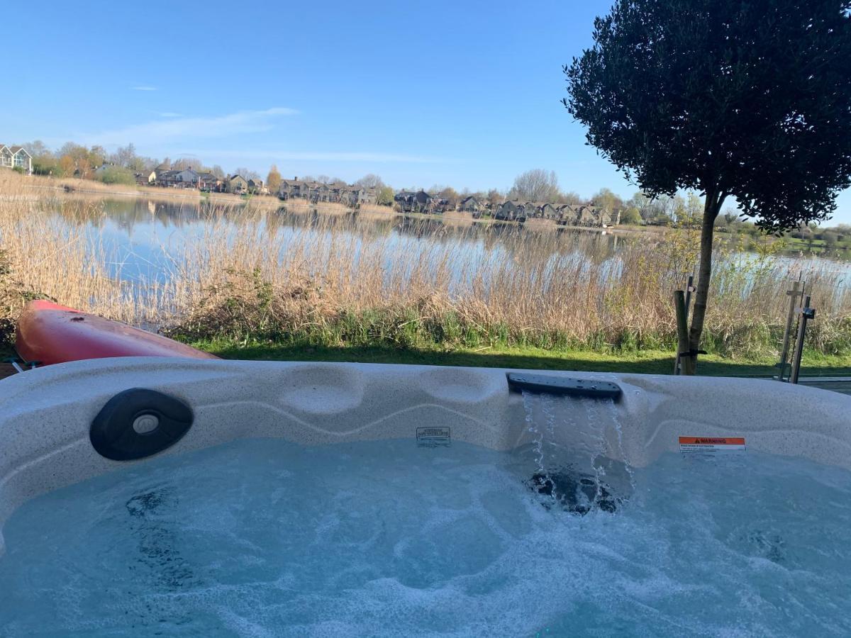 Cotswolds Lakehouse, With Hot Tub & Spa Access, Lower Mill Estate Somerford Keynes 외부 사진