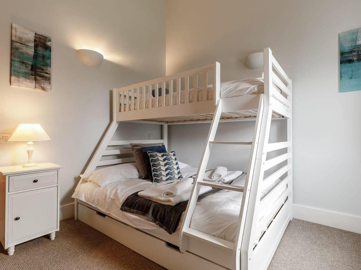 Cotswolds Lakehouse, With Hot Tub & Spa Access, Lower Mill Estate Somerford Keynes 외부 사진
