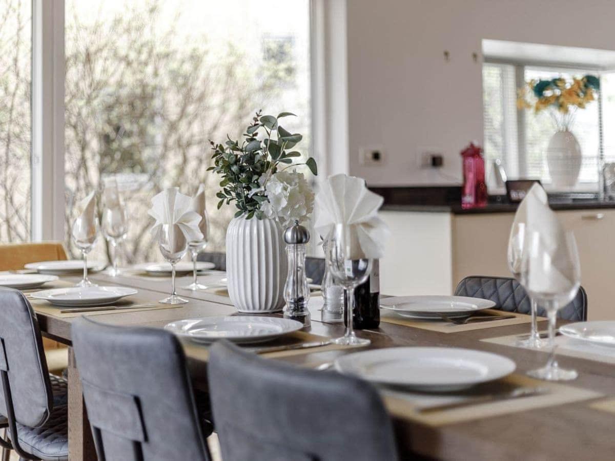Cotswolds Lakehouse, With Hot Tub & Spa Access, Lower Mill Estate Somerford Keynes 외부 사진