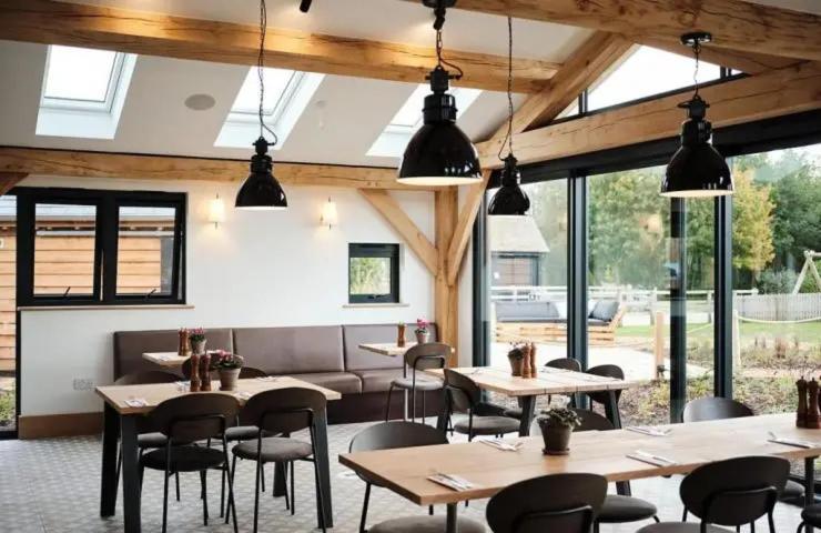 Cotswolds Lakehouse, With Hot Tub & Spa Access, Lower Mill Estate Somerford Keynes 외부 사진