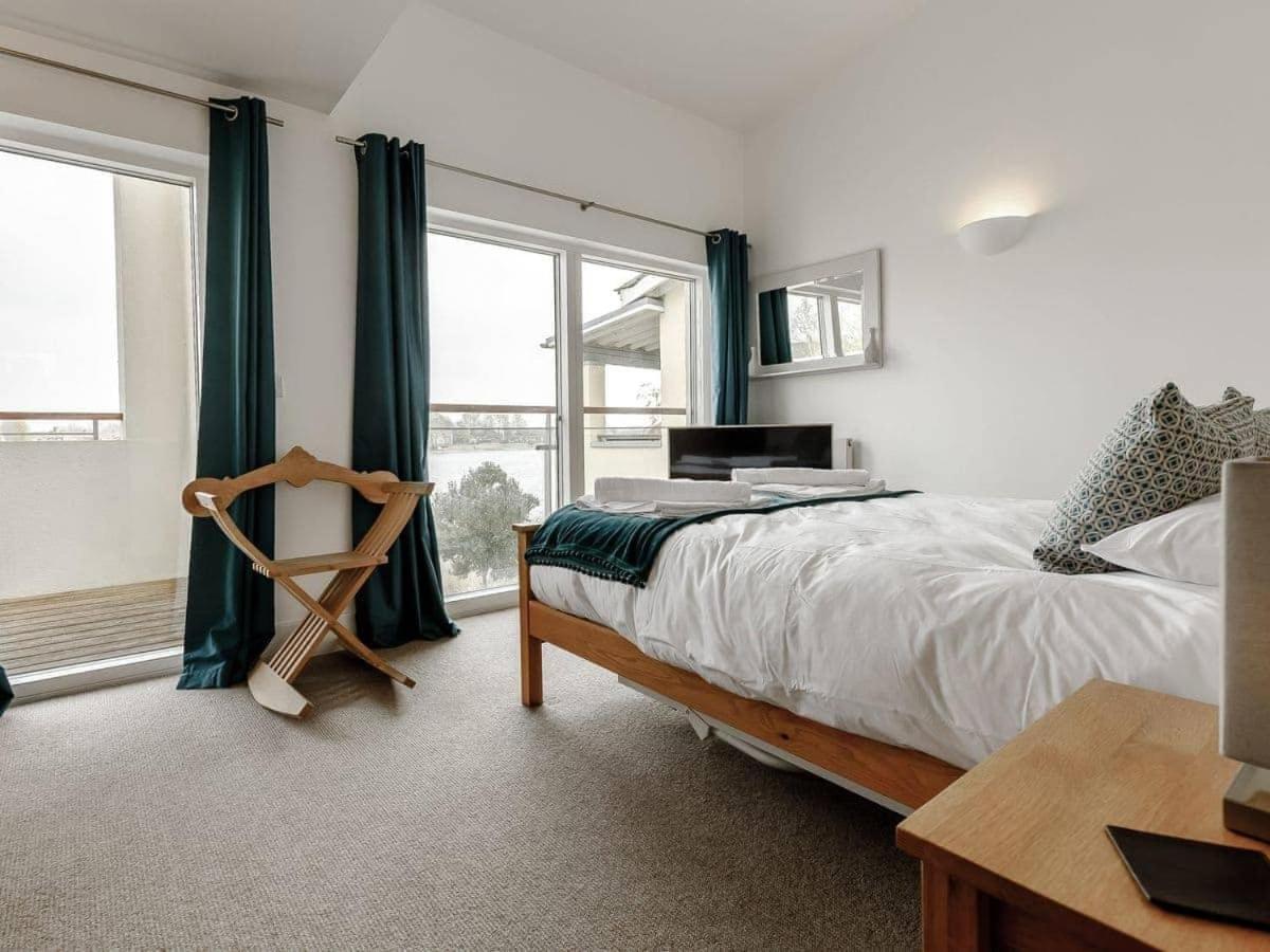 Cotswolds Lakehouse, With Hot Tub & Spa Access, Lower Mill Estate Somerford Keynes 외부 사진