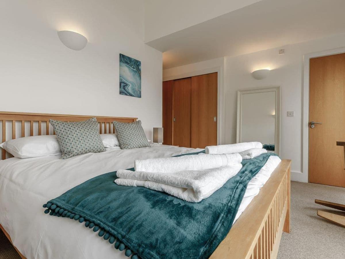 Cotswolds Lakehouse, With Hot Tub & Spa Access, Lower Mill Estate Somerford Keynes 외부 사진