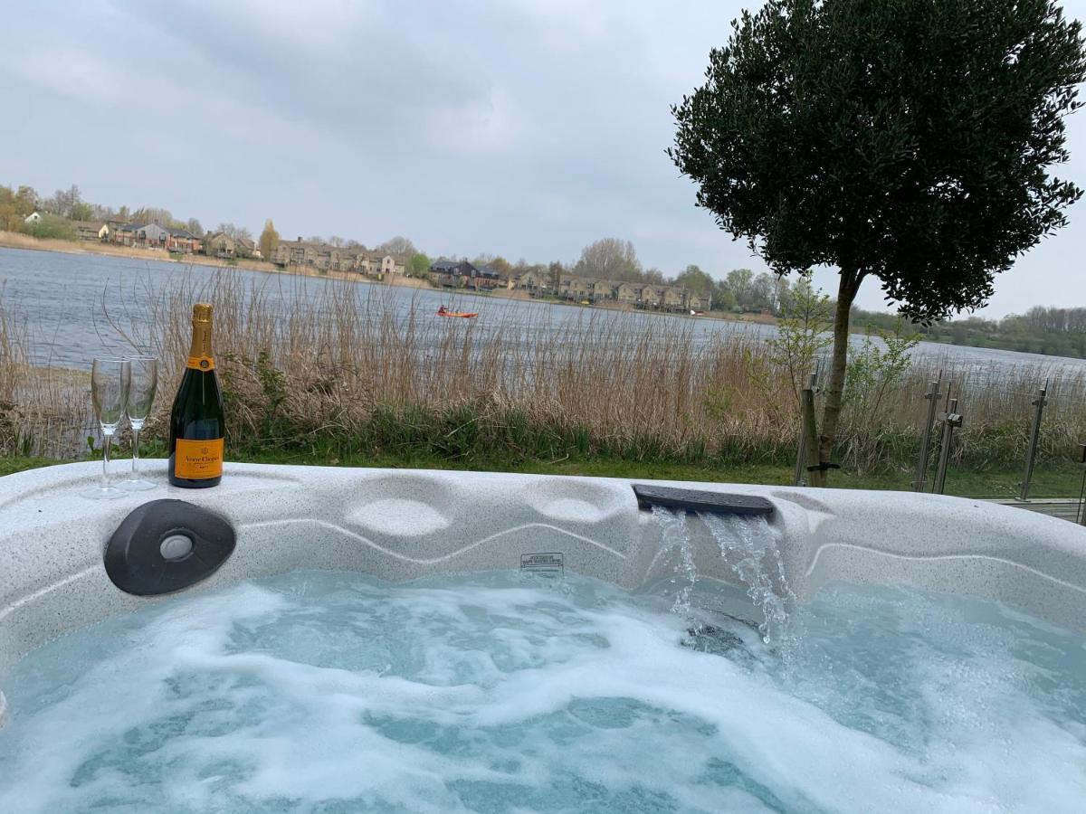 Cotswolds Lakehouse, With Hot Tub & Spa Access, Lower Mill Estate Somerford Keynes 외부 사진