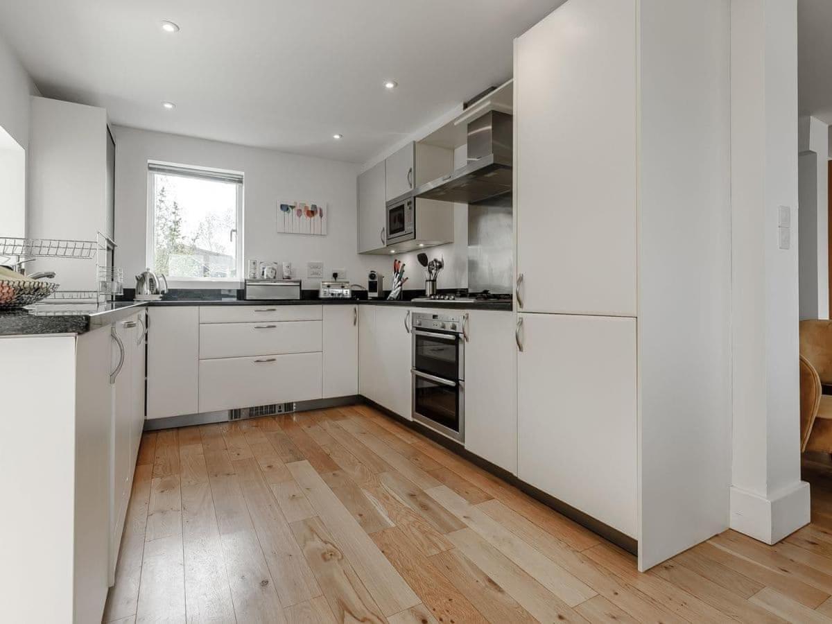 Cotswolds Lakehouse, With Hot Tub & Spa Access, Lower Mill Estate Somerford Keynes 외부 사진